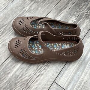 Water Resistant Mary Jane Shoes | brown rubber | size 9